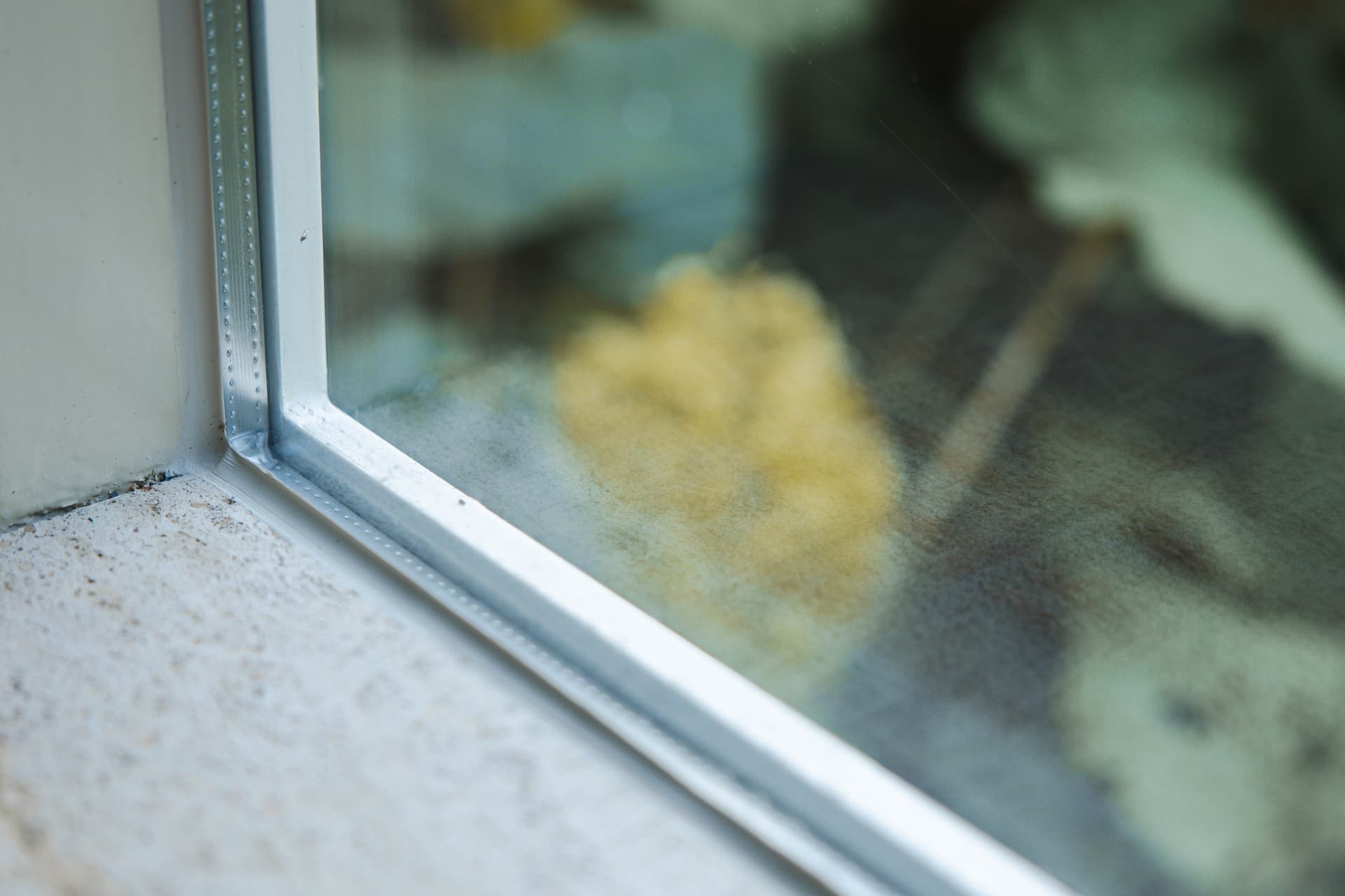 Close-up van de opbouw van HR++ isolatieglas.