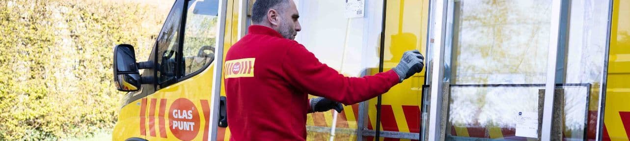Glaszetter bij Glaspunt bus met glas