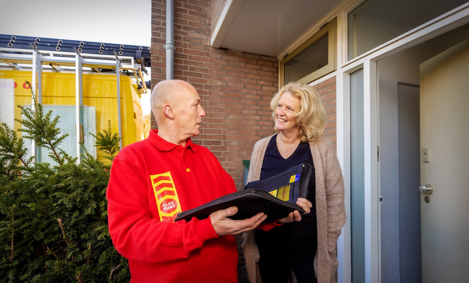 Glaszetter geeft uitleg aan klant tijdens een afspraak.