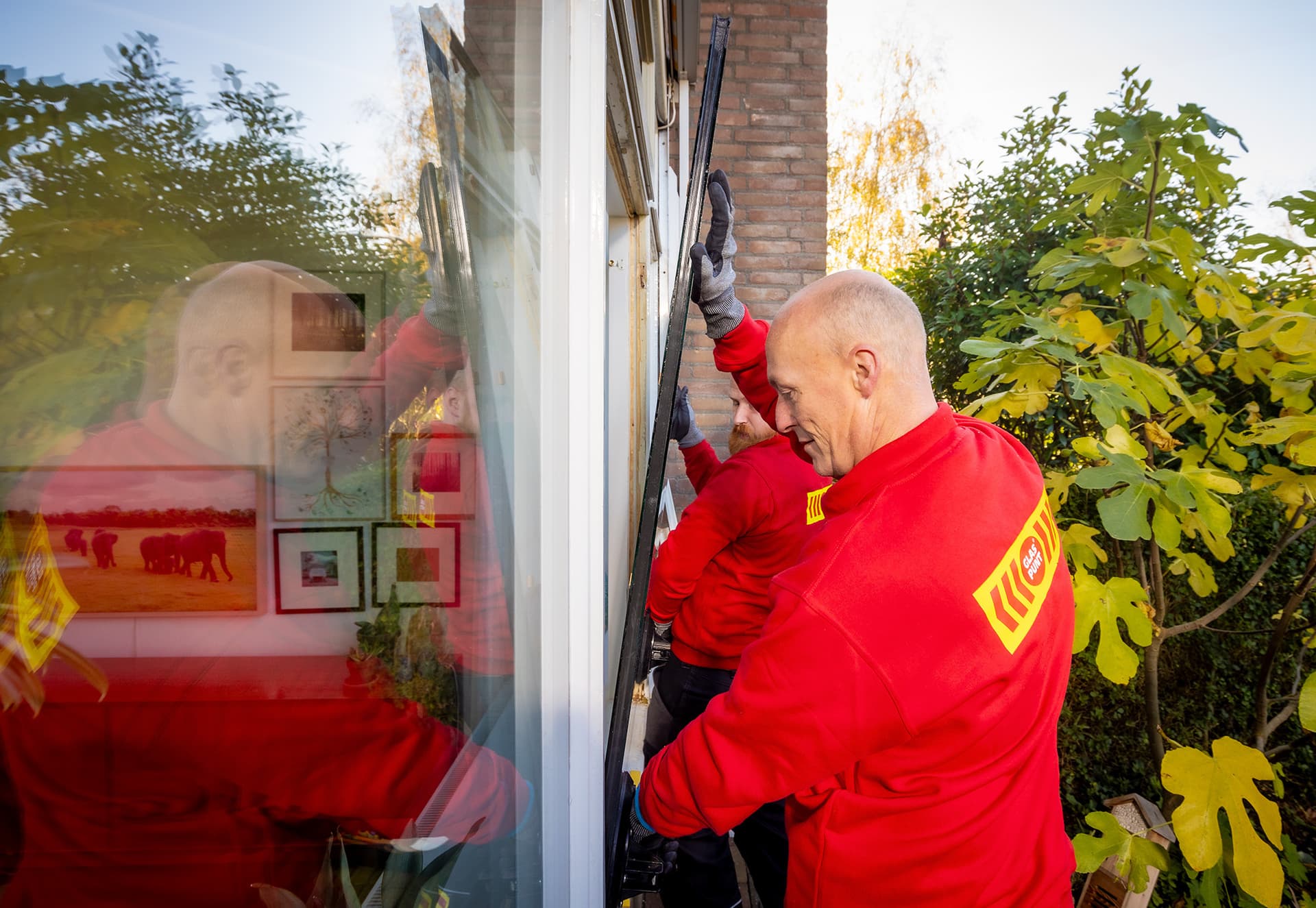 Glaszetters plaatsen HR++ glas in woning.