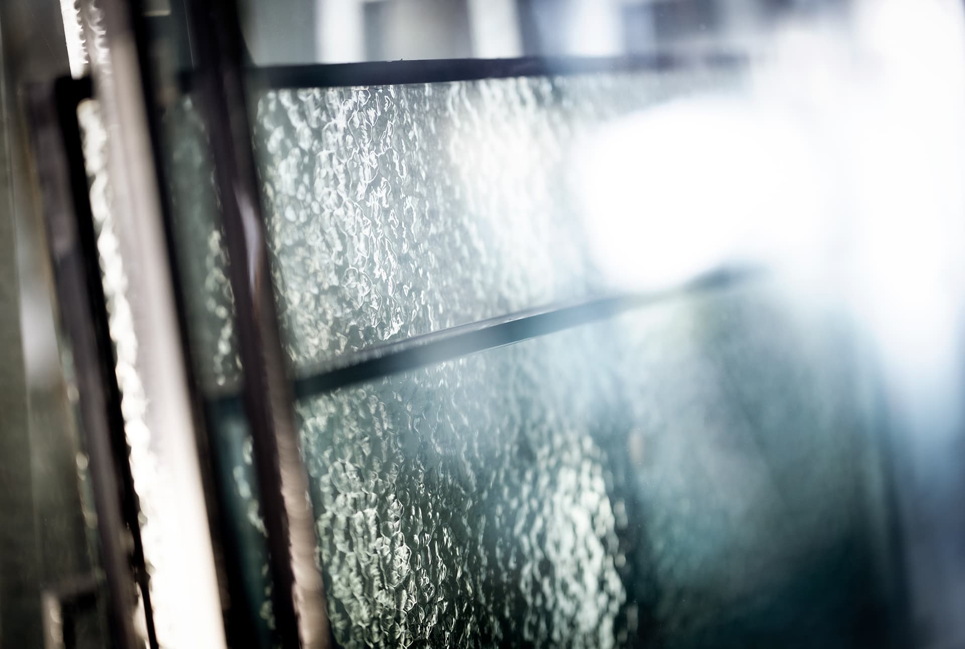 Meerdere ruiten figuurglas opgeslagen op een glasbok