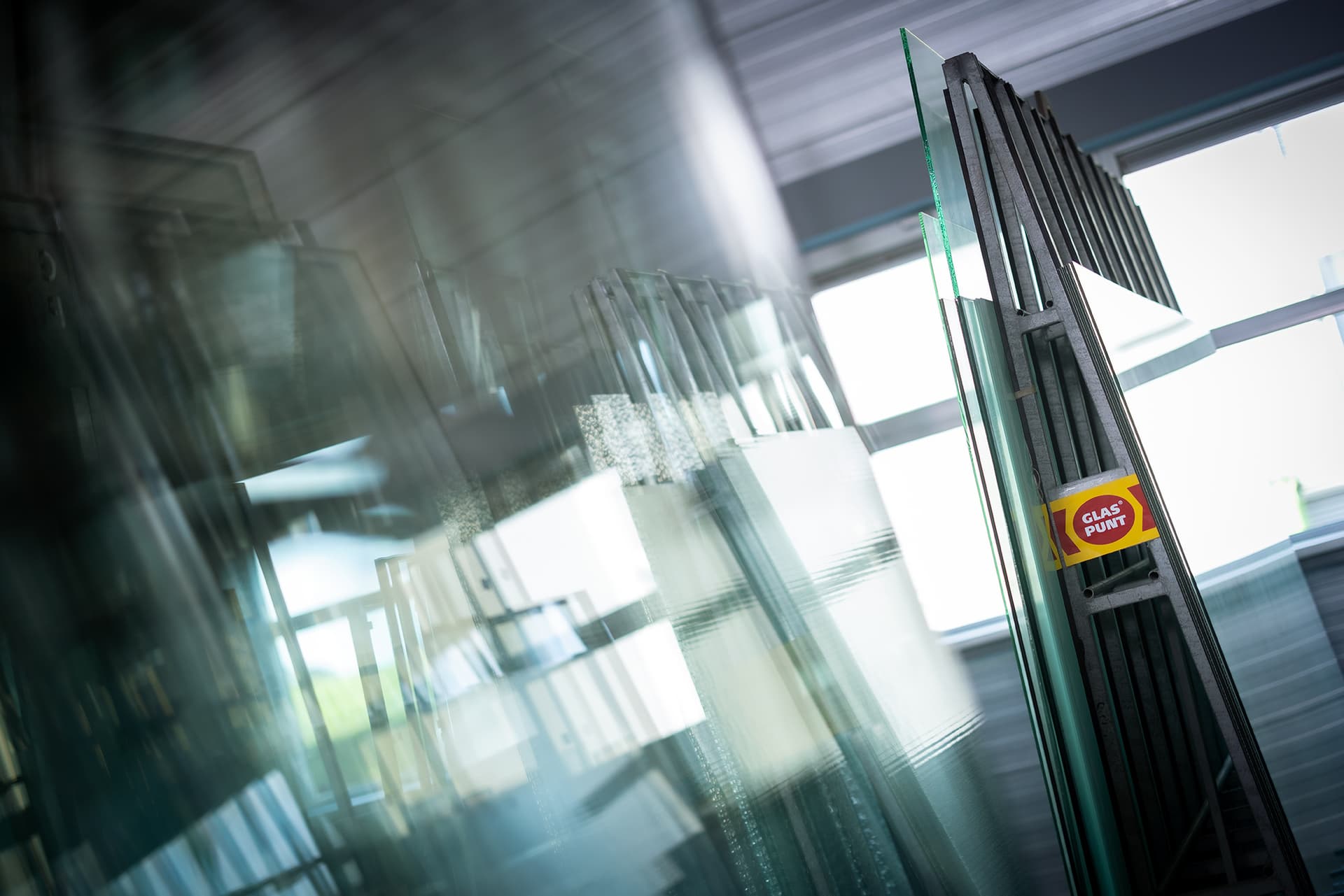 Enkel glas platen geplaatst op een glasbok voor opslag