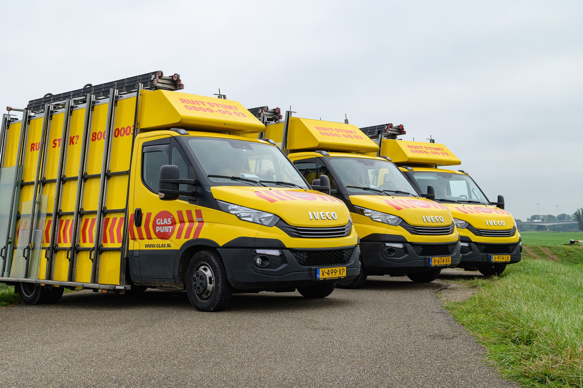 Verschillende bedrijfsbussen van Glaspunt staan opgesteld.