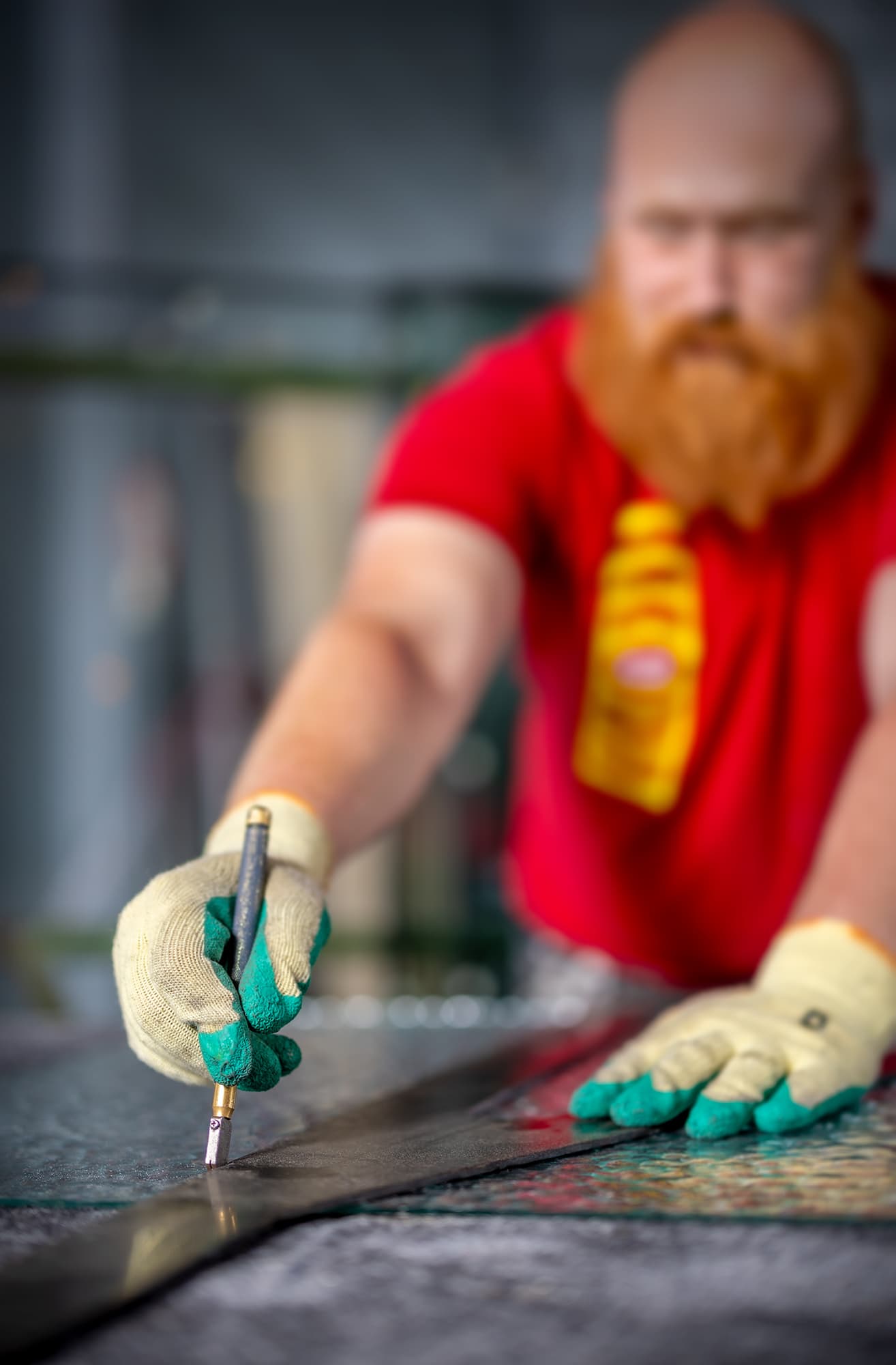 Glaszetter snijdt een glasplaat op maat.
