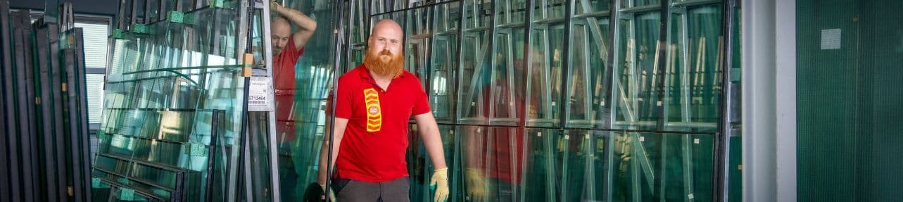 Glaszetters dragen glas