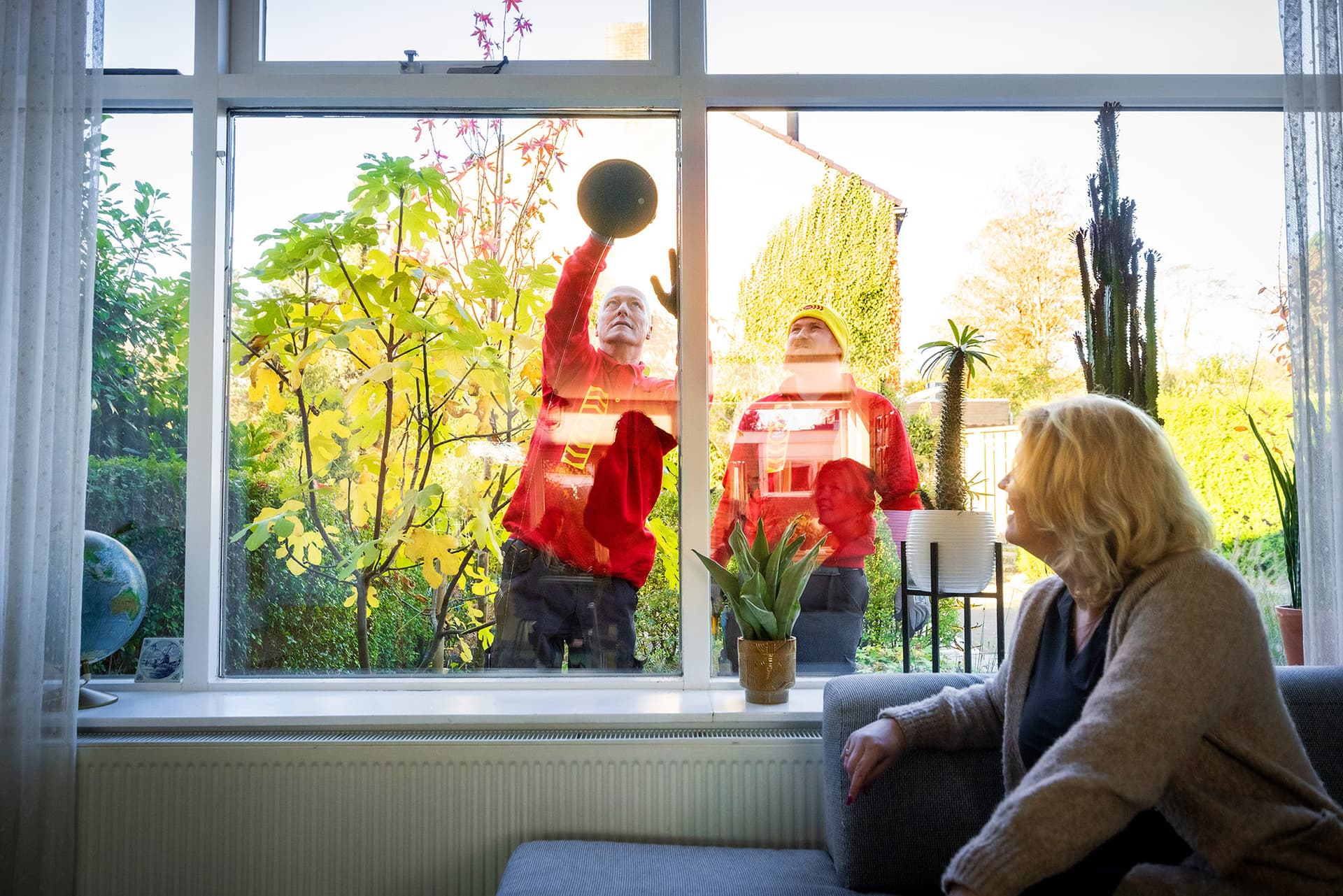 Glaszetters plaatsen glas terwijl klant kijkt.