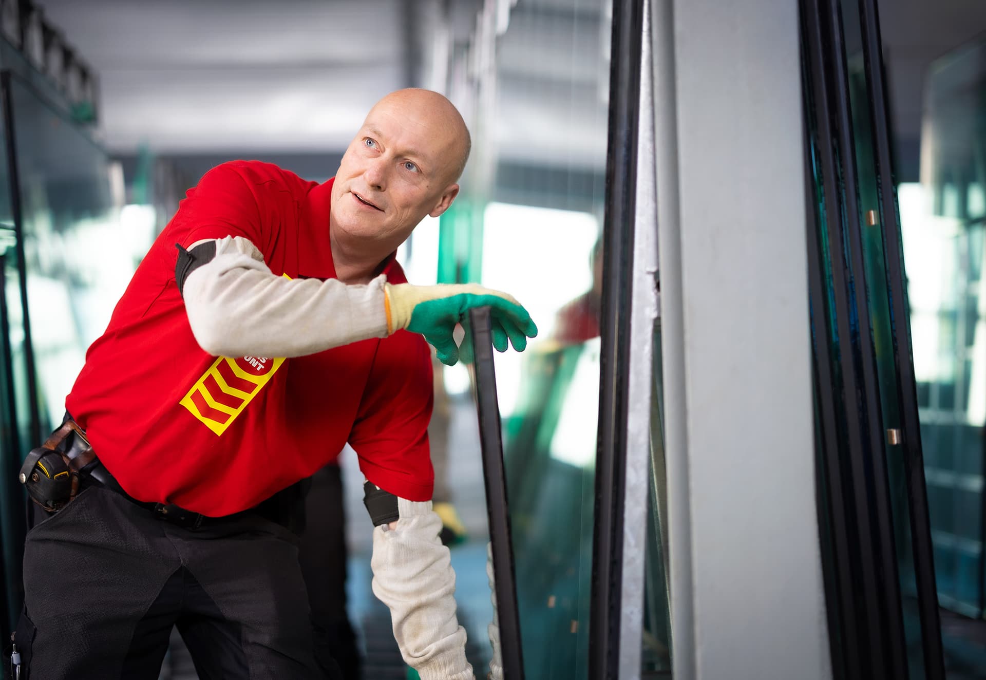 Glaszetter staat klaar om een glasplaat van een glasbok te tillen.