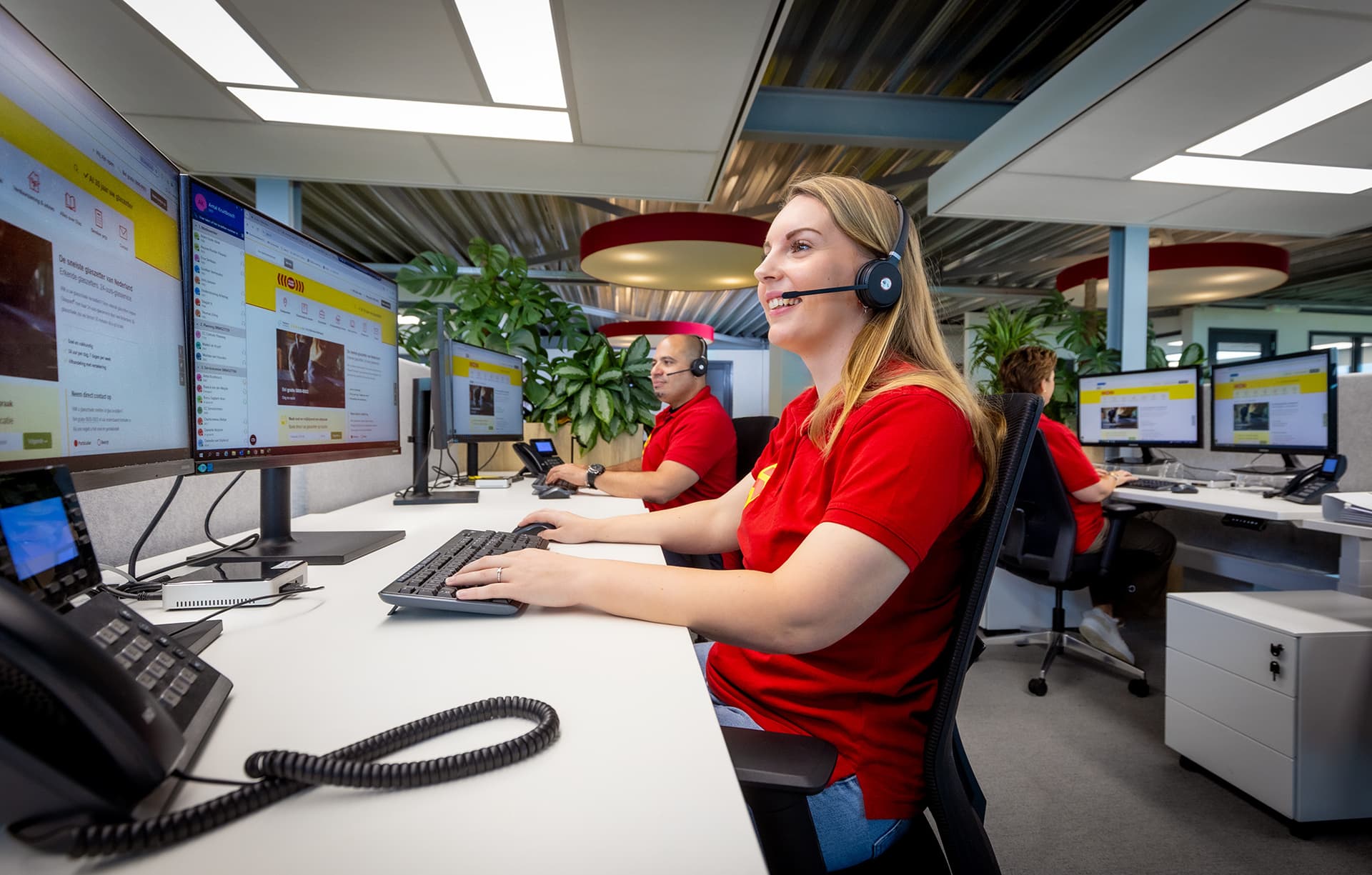Medewerker van het klantcontactteam voert een telefoongesprek op kantoor.