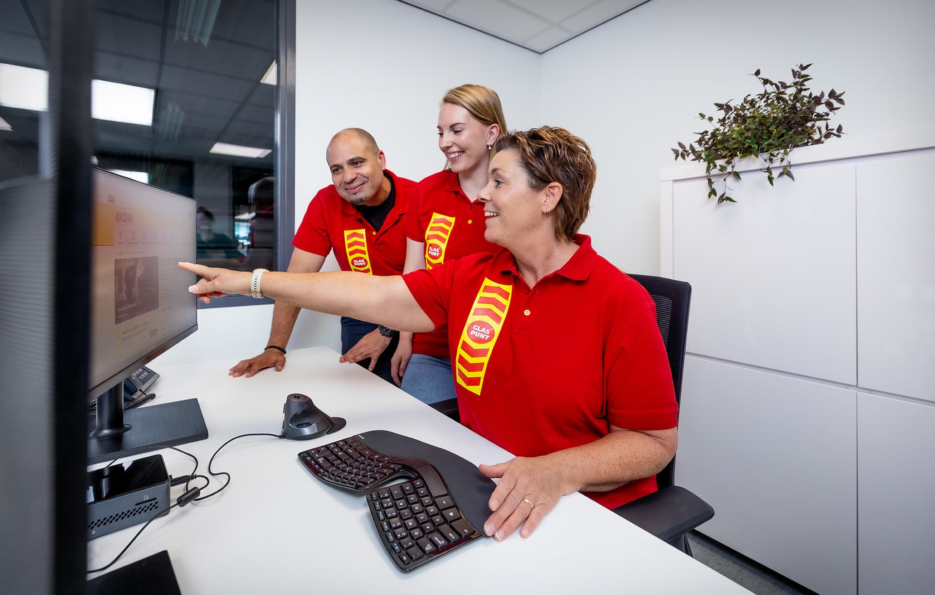 Vriendelijke klantenservice medewerkers op kantoor