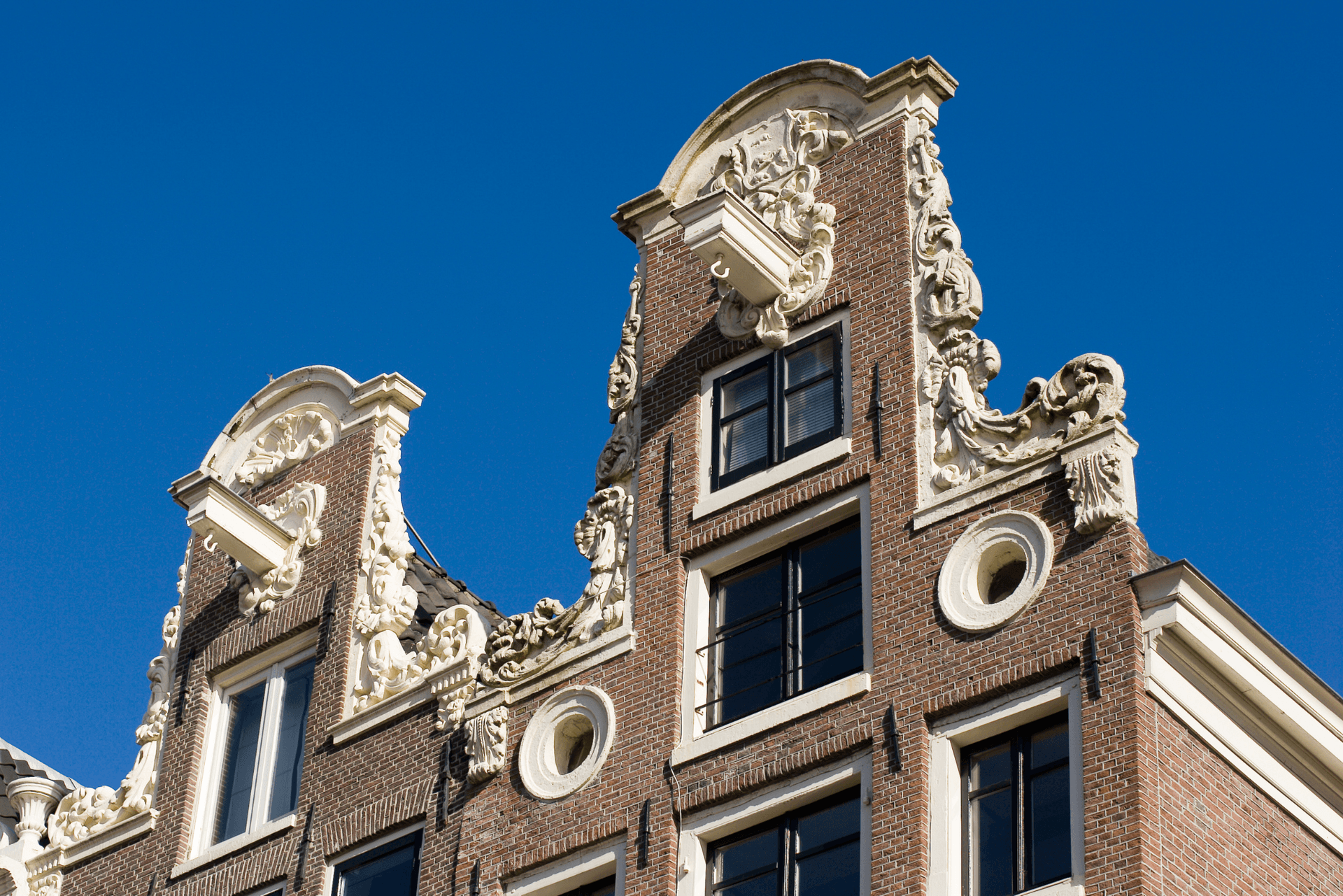 Karakteristiek monumentaal pand met authentieke details