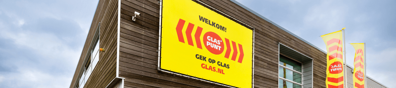 Glaspunt kantoor in Arnhem met banner en vlaggen