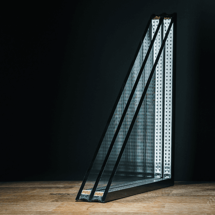 Detailweergave van triple glas met drie glaslagen en isolerende ruimtes.