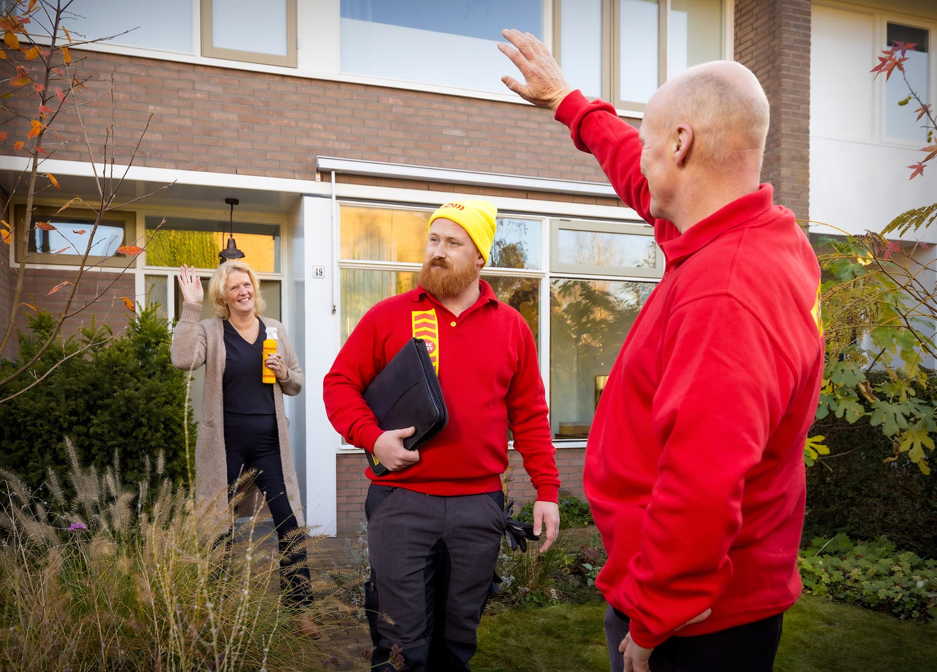 Glaspunt glaszetters en tevreden klant zwaaien naar elkaar