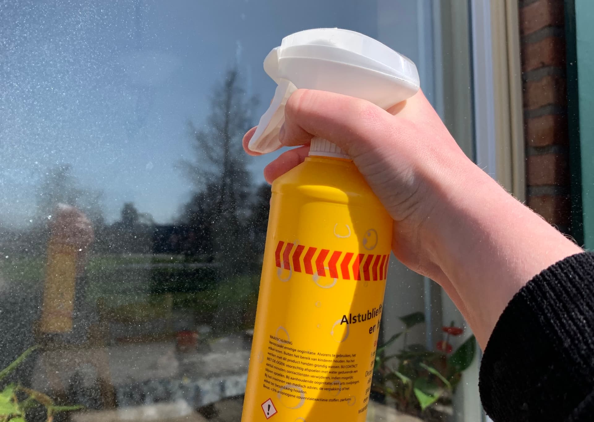 Klant die de ramen aan het schoonmaken is met Glaspunt glascleaner