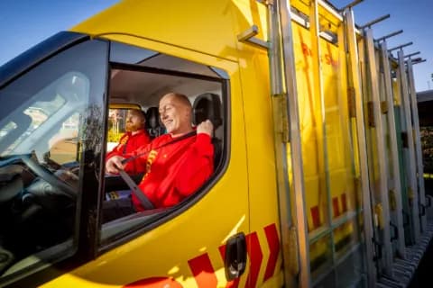 Monteurs in glas bus